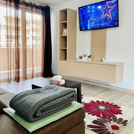 Mountain Crib In Urban Plaza W. Parking & Netflix Apartment Brasov Bagian luar foto