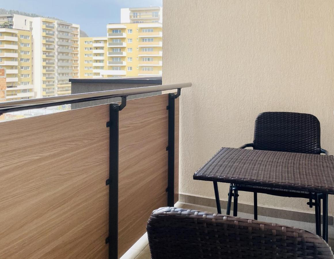 Mountain Crib In Urban Plaza W. Parking & Netflix Apartment Brasov Bagian luar foto