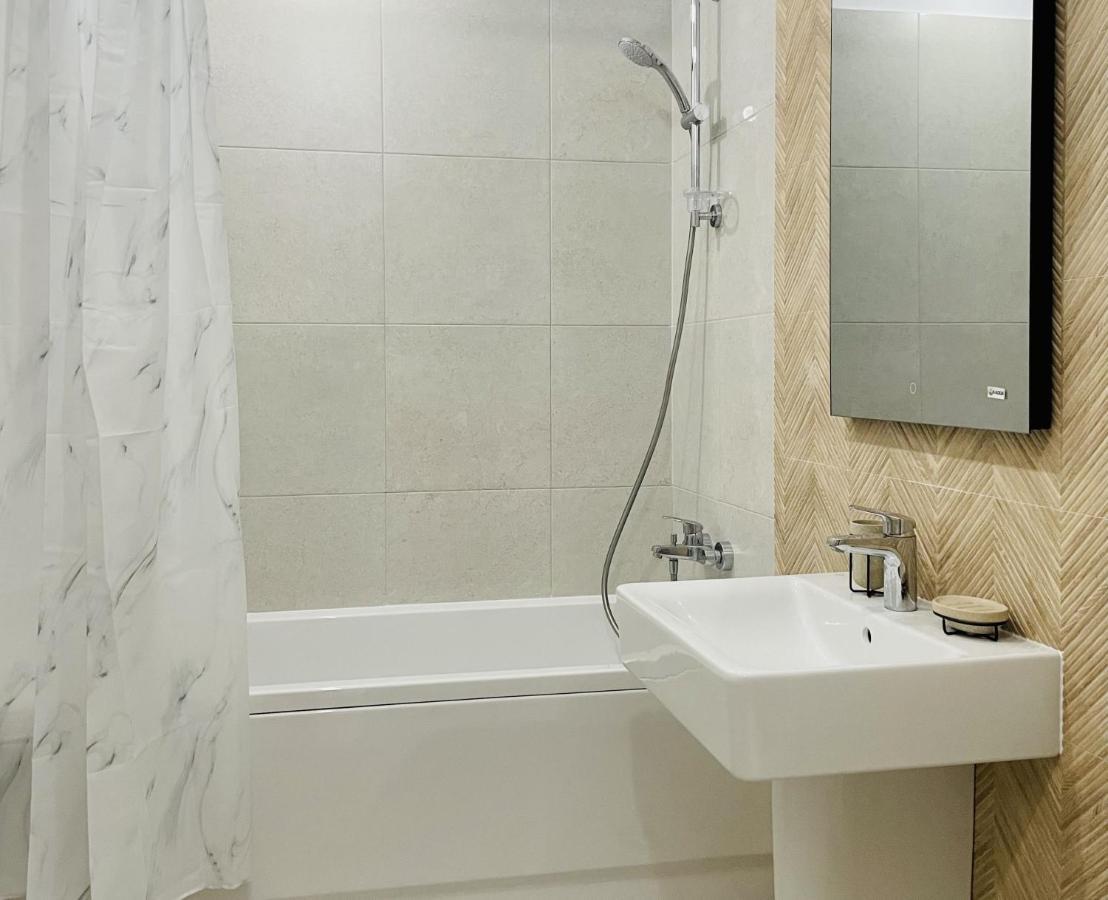 Mountain Crib In Urban Plaza W. Parking & Netflix Apartment Brasov Bagian luar foto