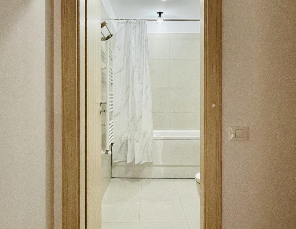 Mountain Crib In Urban Plaza W. Parking & Netflix Apartment Brasov Bagian luar foto