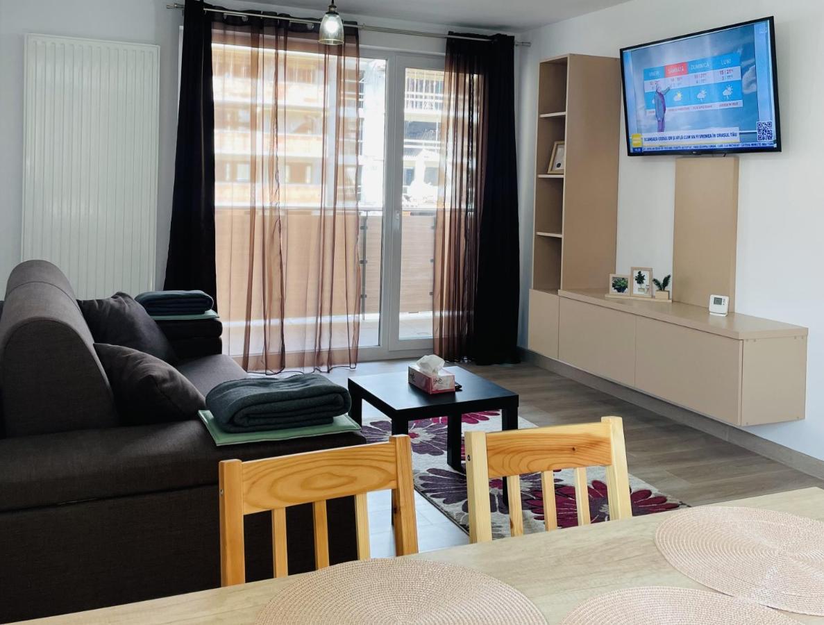 Mountain Crib In Urban Plaza W. Parking & Netflix Apartment Brasov Bagian luar foto