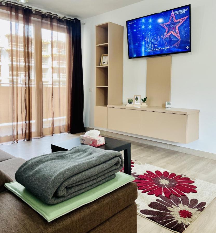 Mountain Crib In Urban Plaza W. Parking & Netflix Apartment Brasov Bagian luar foto