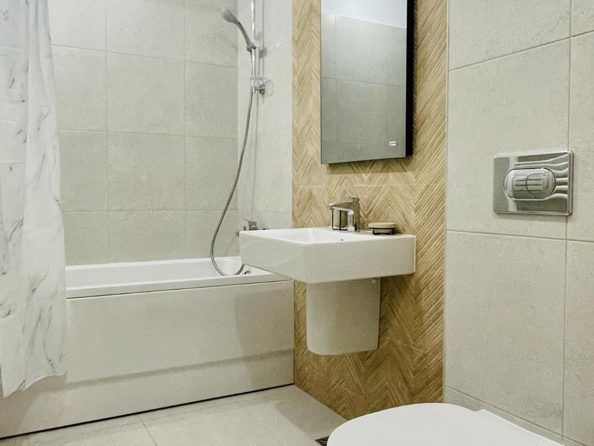 Mountain Crib In Urban Plaza W. Parking & Netflix Apartment Brasov Bagian luar foto