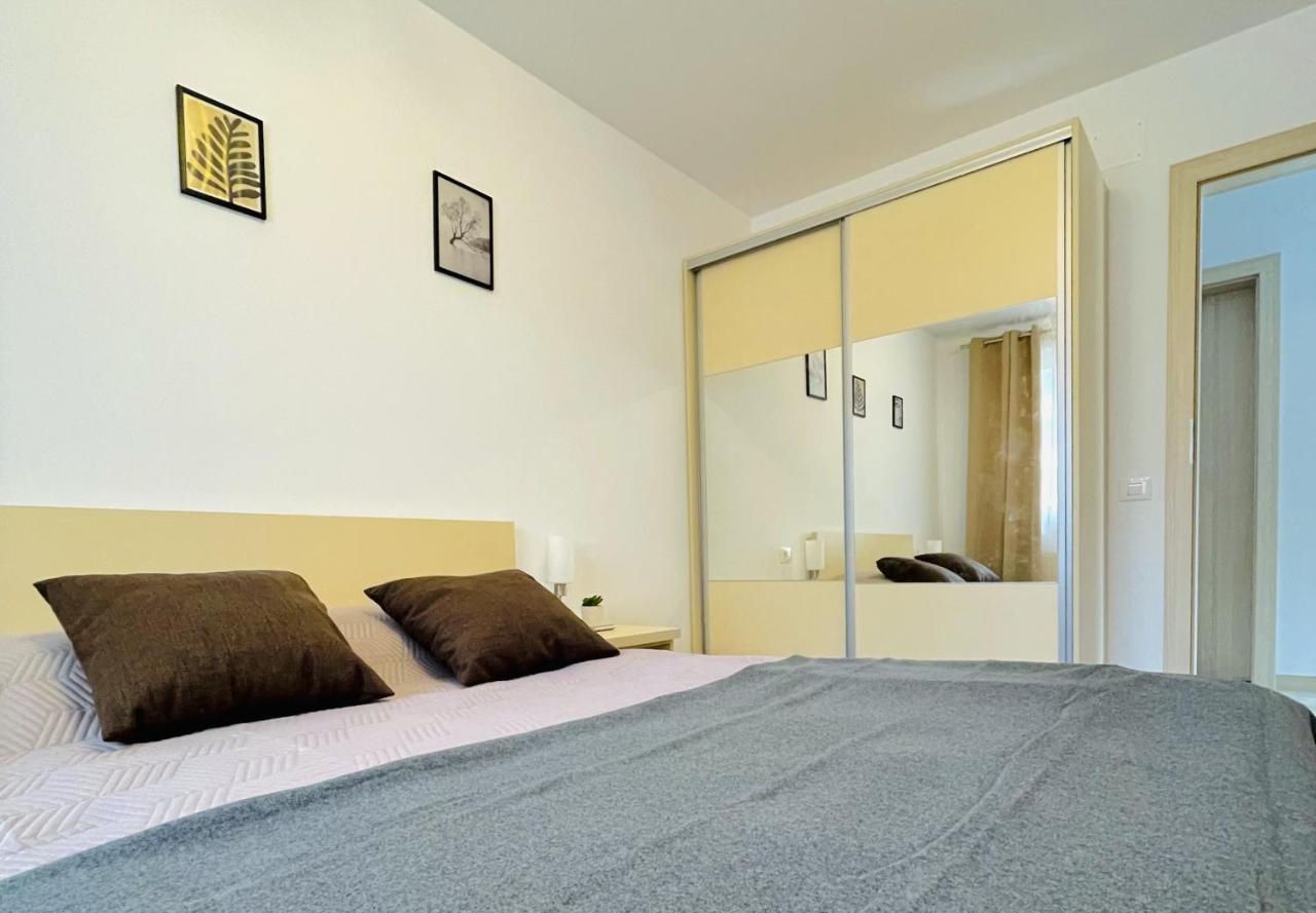 Mountain Crib In Urban Plaza W. Parking & Netflix Apartment Brasov Bagian luar foto
