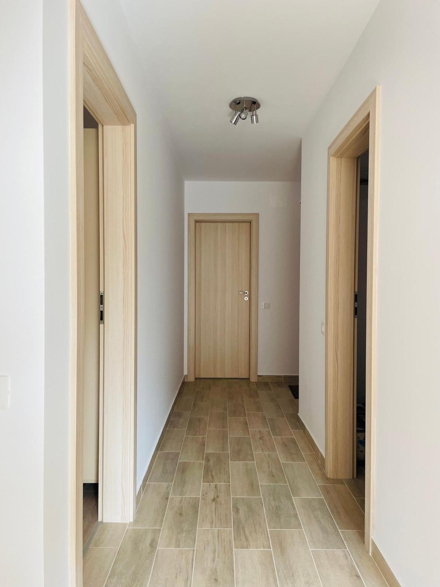 Mountain Crib In Urban Plaza W. Parking & Netflix Apartment Brasov Bagian luar foto